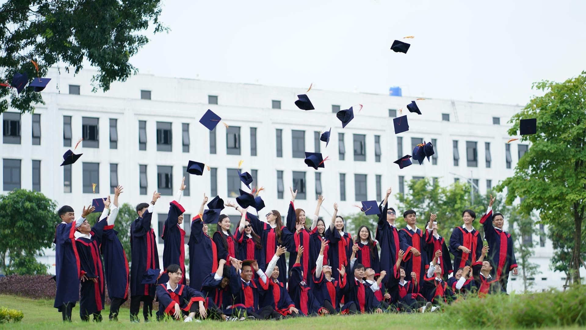 Egresados de la Universidad Cultural Metropolitana en su graduación
